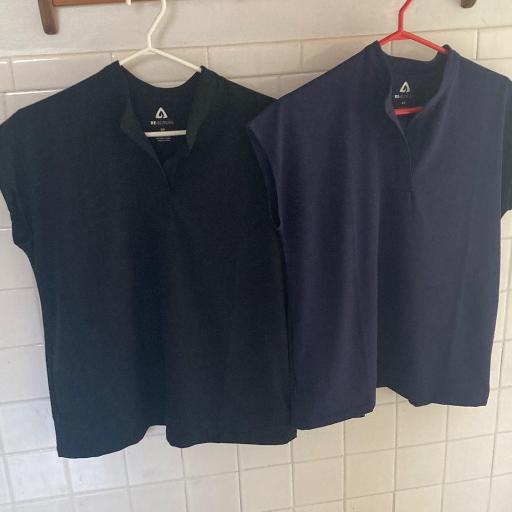 Re-Scrubs 2 tops small nurse uniform. Zipper pockets. Blue/Black